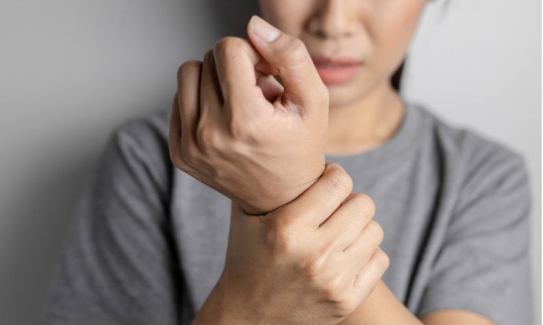 Sau sinh bị đau cổ tay: nguyên nhân và cách khắc phục hiệu quả